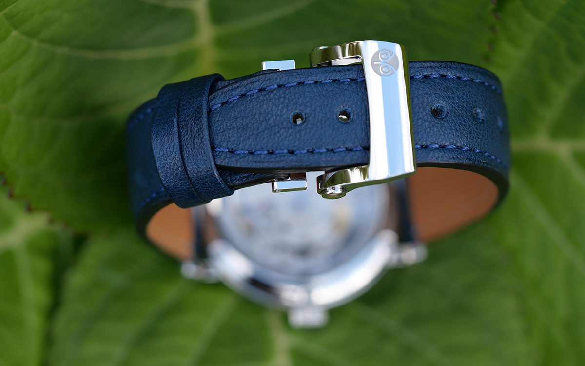 Newsletter-2-2021-Bio-Rindslederband-Tobagoblau-an-Faltschliesse-B2_P1001064